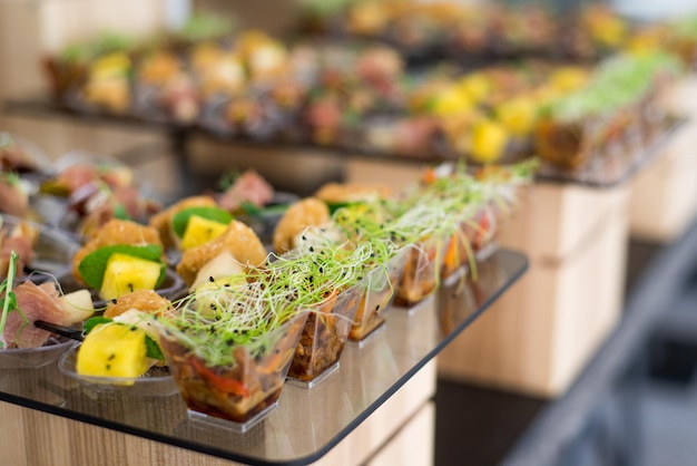 Sabrosos bocadillos con queso y pescado en la mesa del buffet