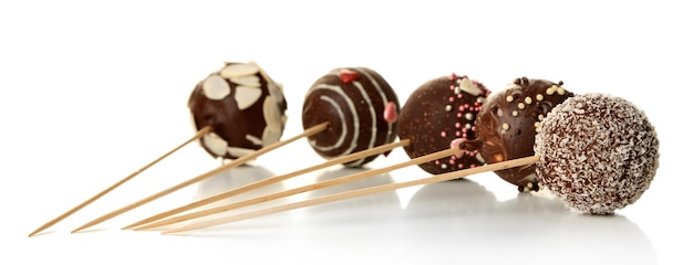 Sabrosos cake pops, aislados en blanco