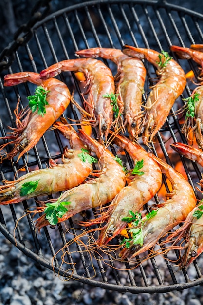 Sabrosos camarones a la plancha a la parrilla