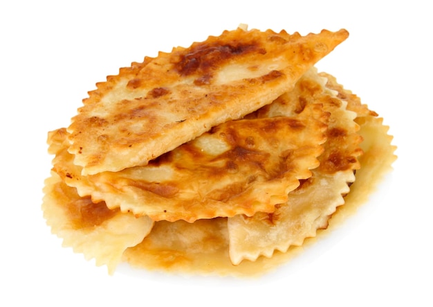 Sabrosos chebureks aislados en blanco