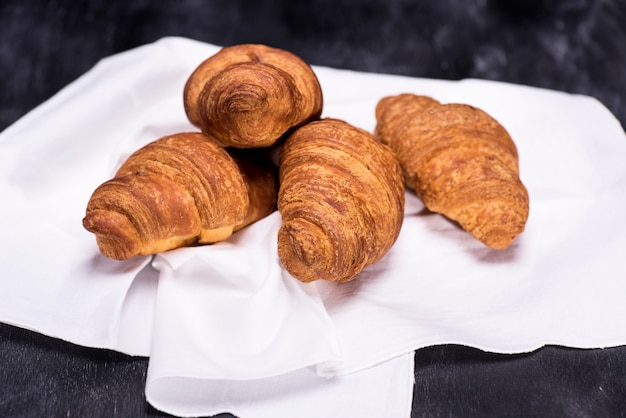 Sabrosos croissants al horno en una servilleta blanca