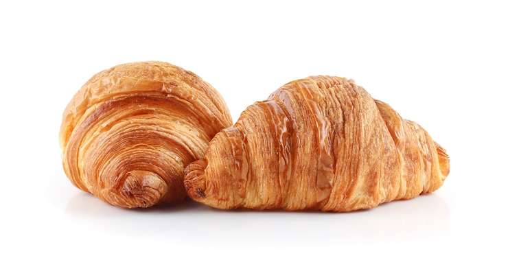 Foto sabrosos croissants frescos sobre superficie blanca