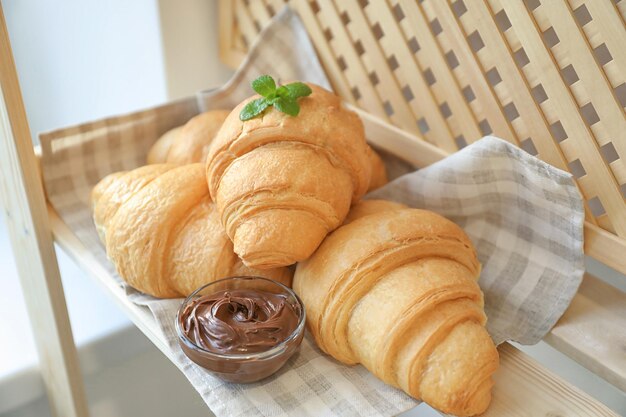 Sabrosos croissants y pasta de chocolate en el estante