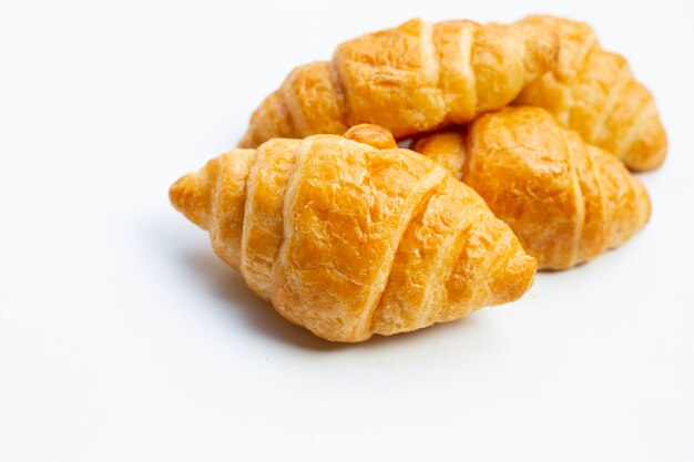 Sabrosos croissants en superficie blanca