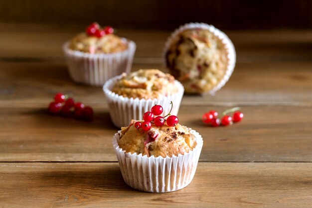 Sabrosos cupcakes con bayas en la parte superior Fondo de madera Magdalena casera con bayas de manzana y especias horizontales