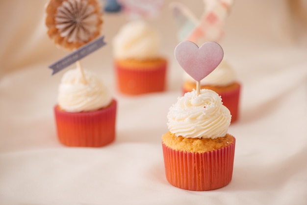 Sabrosos cupcakes de color rosa dulce. Mesa de postres decorada