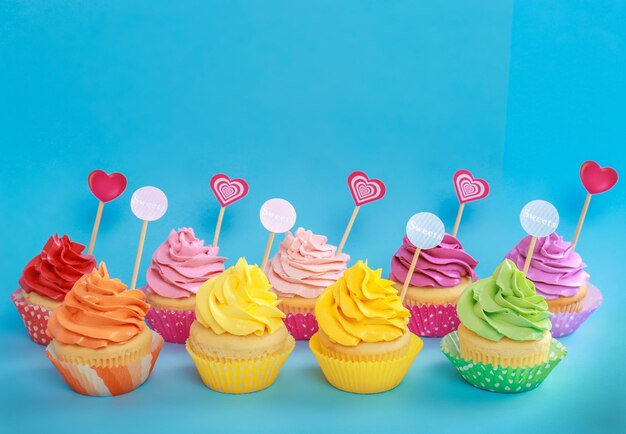 Foto sabrosos cupcakes sobre fondo de color