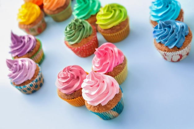 Foto sabrosos cupcakes sobre fondo de color