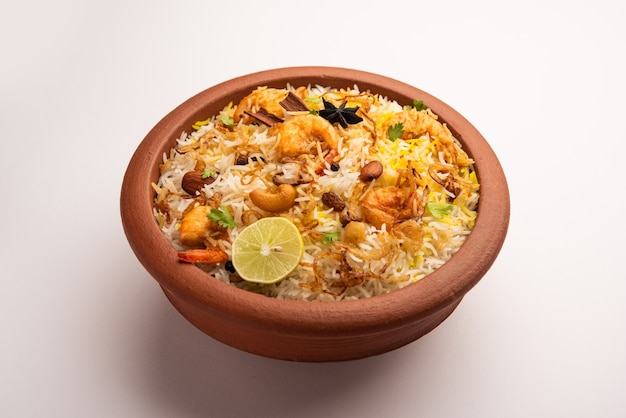 Sabrosos y deliciosos langostinos biryani, jheenga pulav o pilaf de camarones