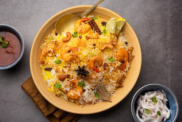 Sabrosos y deliciosos langostinos biryani, jheenga pulav o pilaf de camarones