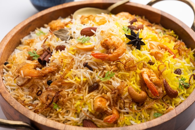 Sabrosos y deliciosos langostinos biryani, jheenga pulav o pilaf de camarones