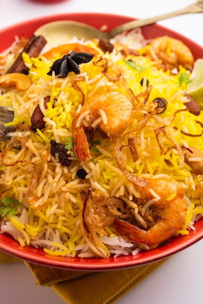 Sabrosos y deliciosos langostinos biryani, jheenga pulav o pilaf de camarones