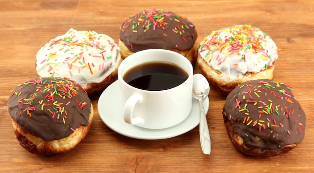 Sabrosos donuts en placa de color sobre fondo de madera