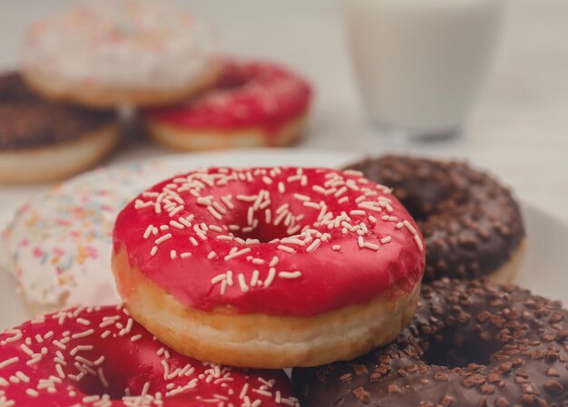 Sabrosos donuts en primer plano de la placa