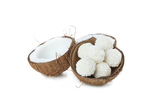 Sabrosos dulces de coco aislado sobre fondo blanco.