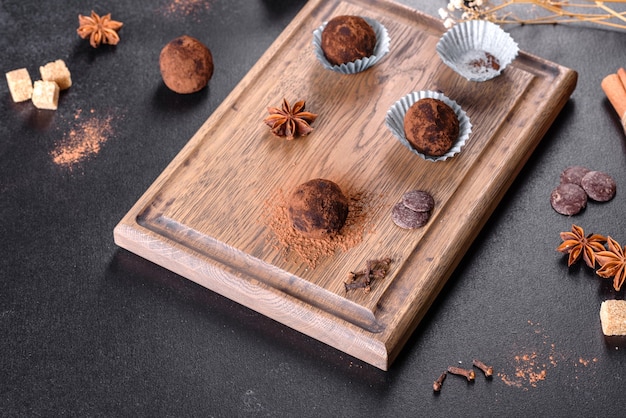 Sabrosos dulces dulces hechos a mano con relleno de queso y espolvorear sobre una mesa de hormigón