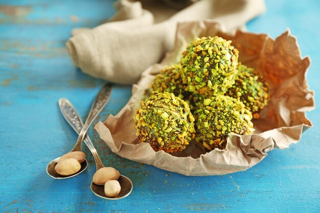 Sabrosos dulces de pistacho caseros en mesa de madera