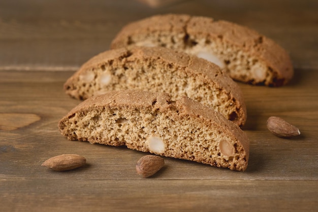 Sabrosos dulces tradicionales italianos Biscotti o Cantucci sobre fondo de madera Biscotti italiano