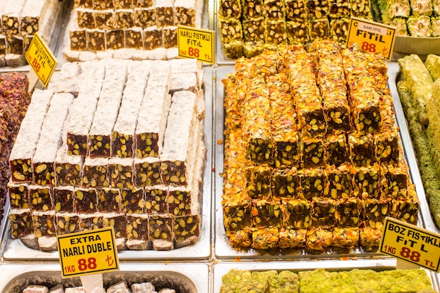 Sabrosos dulces turcos tradicionales en el mercado