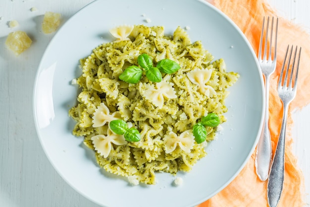 Sabrosos espaguetis con pesto verde y albahaca