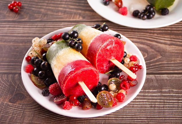 Sabrosos helados caseros de bayas veganas Paletas coloridas en capas Postre de verano