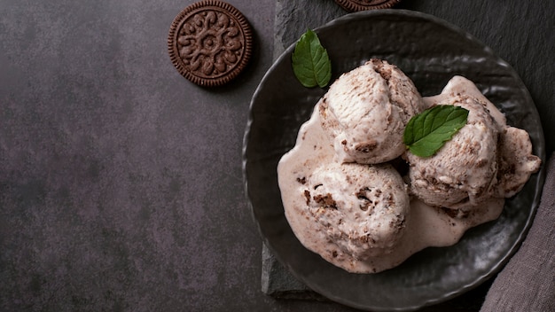 Foto sabrosos helados y galletas planas