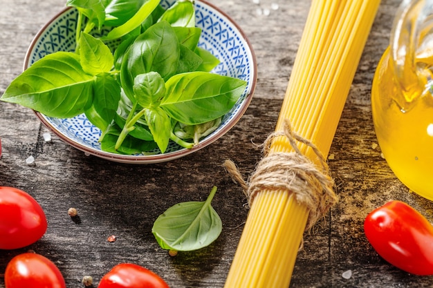 Sabrosos ingredientes italianos frescos para cocinar sobre fondo de madera vieja. De cerca. Concepto de fondo de cocina o cocina