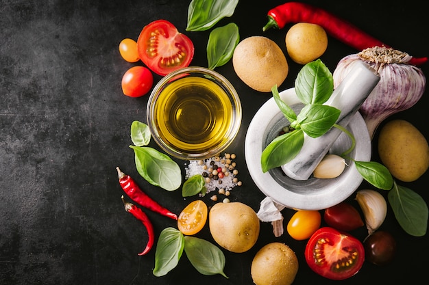 Sabrosos ingredientes listos para cocinar en la mesa