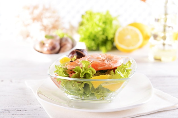 Sabrosos mariscos en un plato en primer plano de la mesa