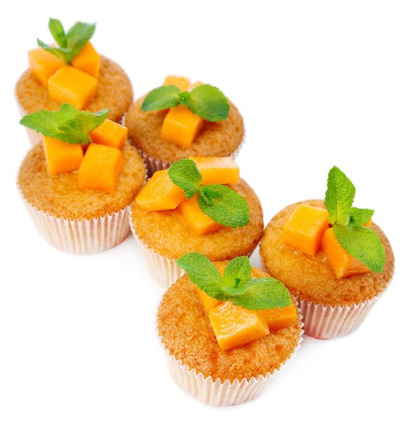 Sabrosos muffins de calabaza aislados en blanco