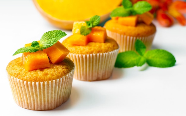 Foto sabrosos muffins de calabaza aislados en blanco