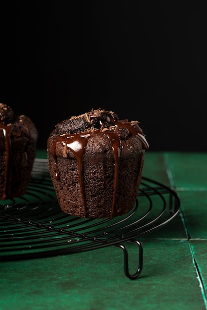 Foto sabrosos muffins con cobertura de chocolate
