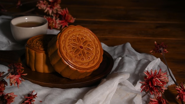 Sabrosos pasteles de luna para el festival de mediados de otoño o el festival tradicional chino en una mesa de madera