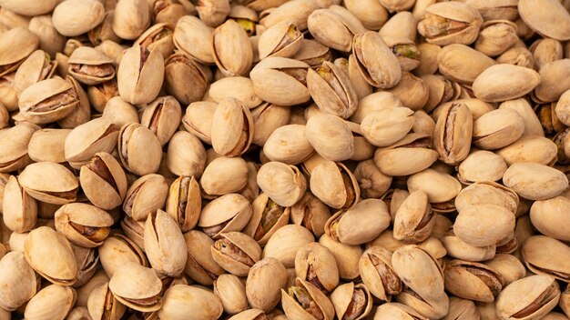 Sabrosos pistachos aislados sobre un fondo blanco