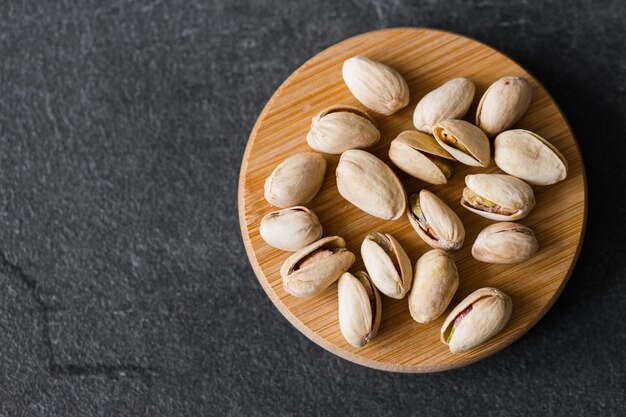 Sabrosos pistachos sobre fondo oscuro