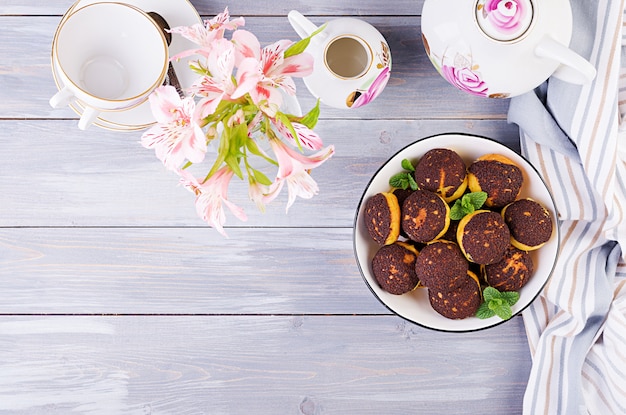 Sabrosos profiteroles con crema en un plato