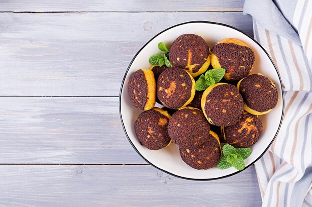 Sabrosos profiteroles con crema en un plato