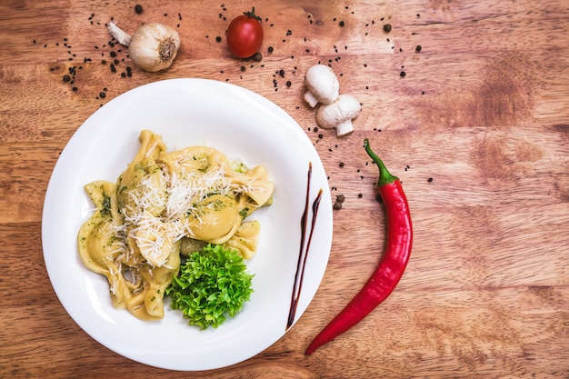 Sabrosos ravioles con parmesano en un plato