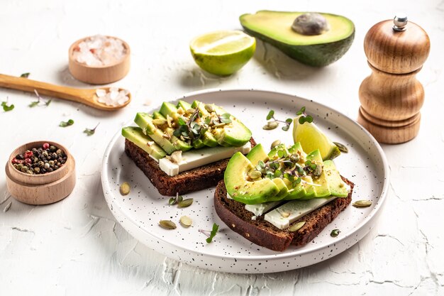 Sabrosos sándwiches de aguacate en la mesa