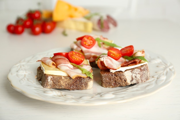 Sabrosos sándwiches en placa, cerrar