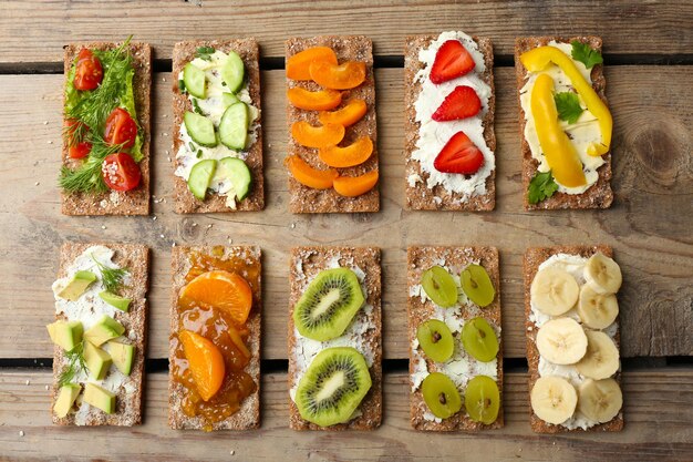 Foto sabrosos sándwiches vegetarianos en mesa de madera