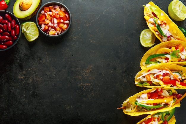 Sabrosos tacos apetitosos con verduras.