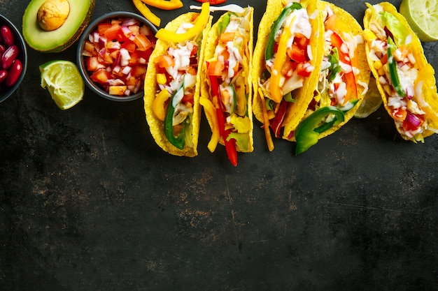 Sabrosos tacos apetitosos con verduras.