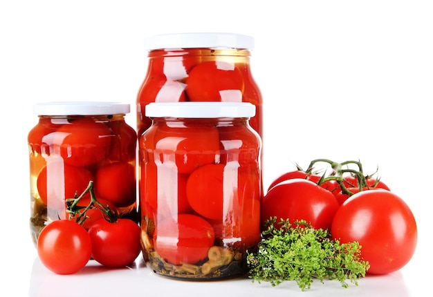 Foto sabrosos tomates enlatados y frescos aislados en blanco