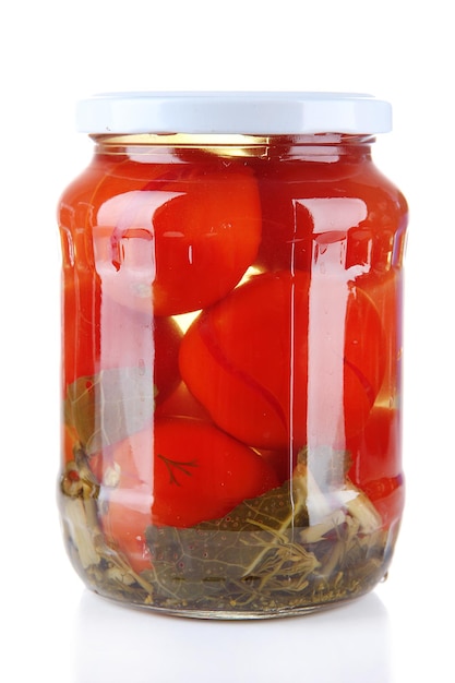 Sabrosos tomates enlatados en tarro de cristal aislado en blanco