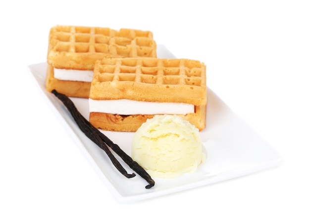 Sabrosos waffles belgas con helado aislado en blanco