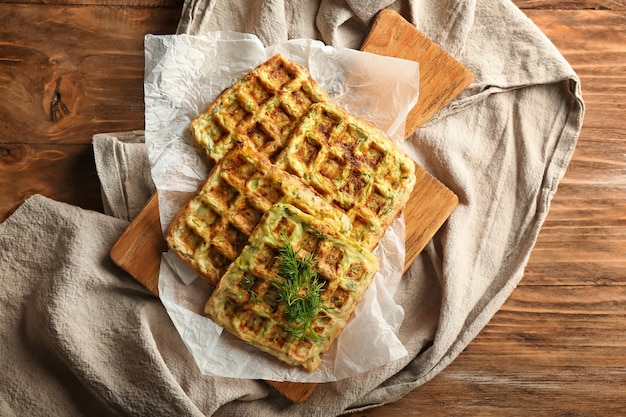 Sabrosos waffles de calabaza en mesa de madera