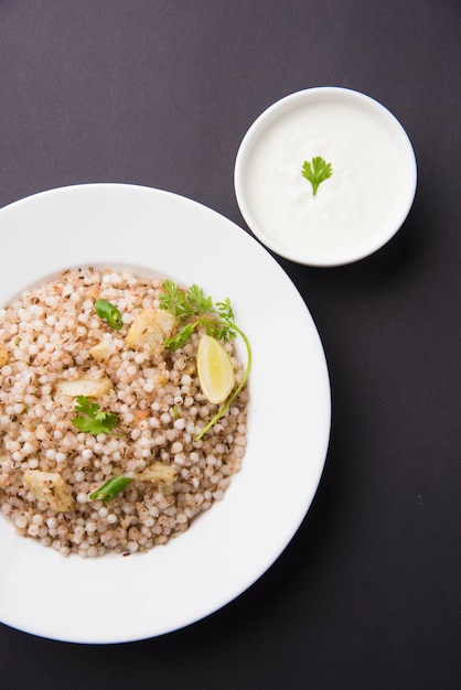 Sabudana Khichadi - Ein authentisches Gericht aus Maharashtra aus Sagosamen, serviert mit Quark