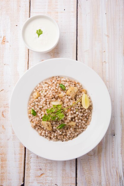 Sabudana Khichadi - Ein authentisches Gericht aus Maharashtra aus Sagosamen, serviert mit Quark