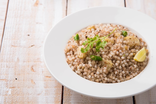 Sabudana Khichadi - Ein authentisches Gericht aus Maharashtra aus Sagosamen, serviert mit Quark